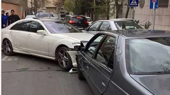  شاخ به شاخ بنز اس 500 و پژو در تهران +عکس 