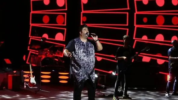 بهنام بانی با خواندن آهنگ معروف گیلکی در کنسرتش سالن را ترکاند + فیلم