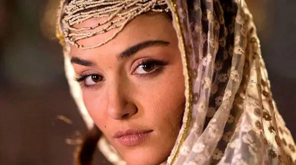 استایل ساده و زیبای هانده ارچل در کلیسا حسابی جلب توجه کرد!+عکس