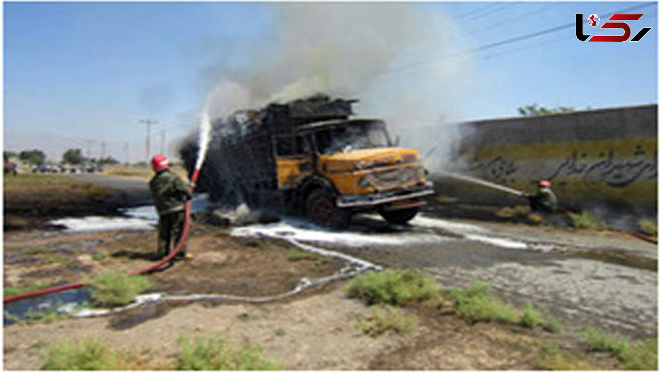بیرون آمدن راننده سمنانی کامیونت از میان شعله های آتش+ عکس
