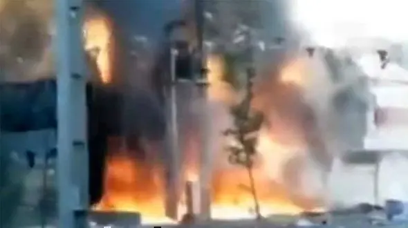 ببینید / لحظه دردناک زنده سوزاندن یک بسیجی توسط جیش‌الظلم / وضوخانه مصلای زاهدان محل اختفای بمب‌های دست ساز!