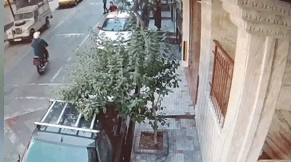 فیلم لحظه حمله 3 مرد به یک دختر تهرانی در روز روشن