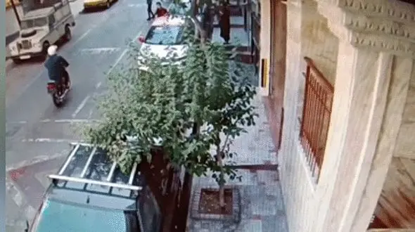 فیلم لحظه حمله 3 مرد به یک دختر تهرانی در روز روشن