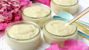 طرز تهیه پودینگ وانیلی خانگی؛ لطیف، خامه‌ ای و خوش‌ عطر