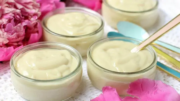 طرز تهیه پودینگ وانیلی خانگی؛ لطیف، خامه‌ ای و خوش‌ عطر