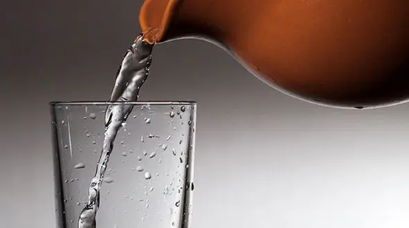 به این دلایل آب را در ظروف سفالی نگهداری کنید