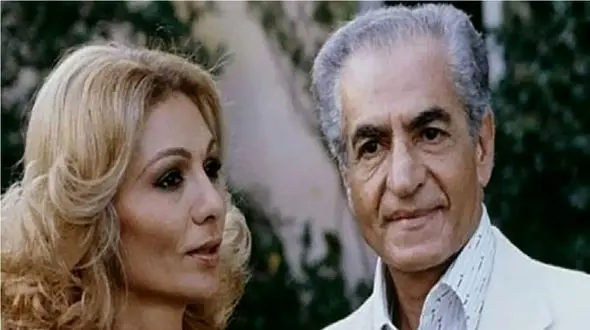 عکس / سفر به ایام قدیم 1342 /  دکتری افتخاری به فرح دیبا توسط محمدرضا پهلوی