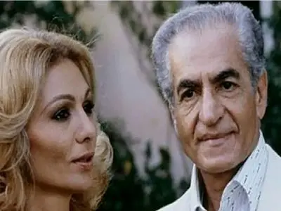 عکس / سفر به ایام قدیم 1342 /  دکتری افتخاری به فرح دیبا توسط محمدرضا پهلوی