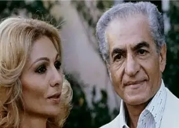 عکس / سفر به ایام قدیم 1342 /  دکتری افتخاری به فرح دیبا توسط محمدرضا پهلوی