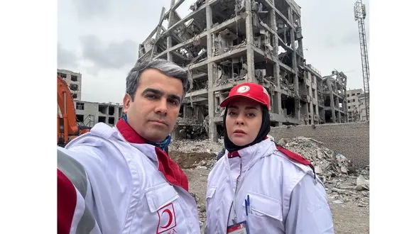 بیرون کشیدن جسد نوزاد ۲۰ روزه از زیر آوار تا نجات سرباز / ۲۶ روز امداد بی‌وقفه تازه و عروس داماد هلال احمری در قلب جنگ 