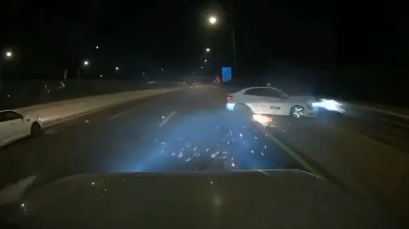 فیلم فاجعه کورس جنون آمیز 2 خودرو در بزرگراه 