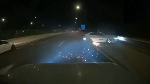 فیلم فاجعه کورس جنون آمیز 2 خودرو در بزرگراه 