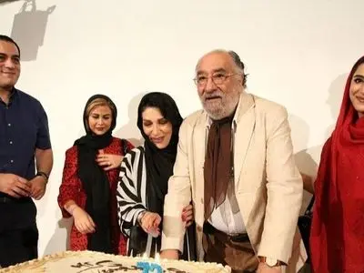 داریوش ارجمند : عروسم یاسمینا در دفتر من با پسرم آشنا شد .... تحصیلکرده امریکاست و من باباشو ... دخترم خانم دکتره اونم از مالزی ... / عروسم شاگردم بود و همون موقع ....