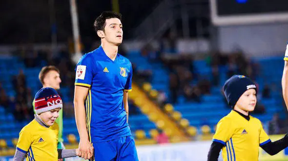 سلفی سردار آزمون با جوجه‌های فامیلش