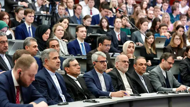 سیدعباس عراقچی وزیر امور خارجه جمهوری اسلامی ایران که برای یک دیدار رسمی از روسیه به مسکو سفر کرده است، امروز (چهارشنبه ) با حضور در محل موسسه دولتی روابط بین‌الملل مسکو (مگیمو)، با آقای آناتولی تورکونوف، رئیس این موسسه و مدیران بخش‌های مختلف آن دیدار و گ