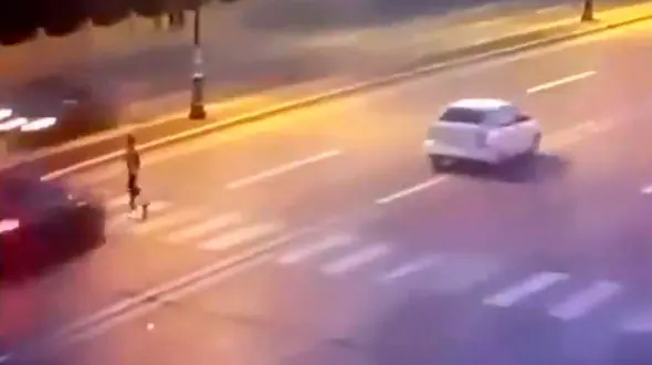 تصادف وحشتناک و مرگبار خودرو  روی خط عابر پیاده+ فیلم