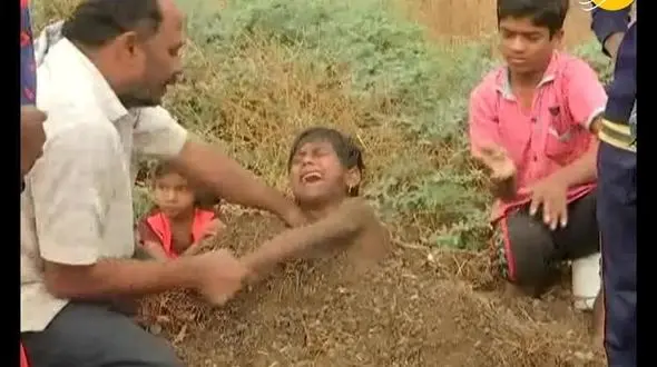 زنده دفن کردن کودکان هنگام خورشید گرفتگی! +فیلم / هند