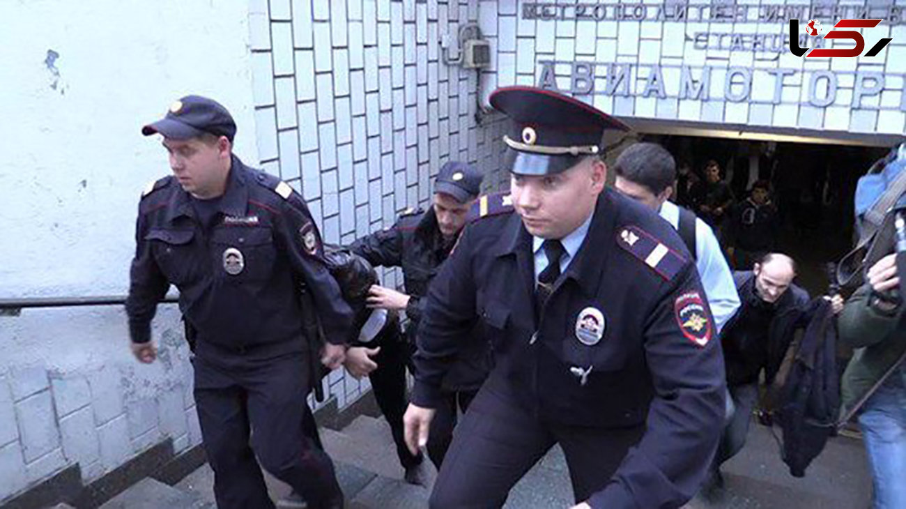 
تهدید مسافران توسط افسر مست پلیس روسیه در مترو
