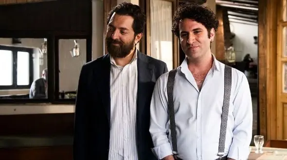 تازه داشتیم با رقص نوید محمدزاده و محسن تنابنده کنار میومدیم بهرام رادان و هوتن شکیبا ترکوندن / هوتن شکیبا آب نداره شنا کنه والا+فیلم