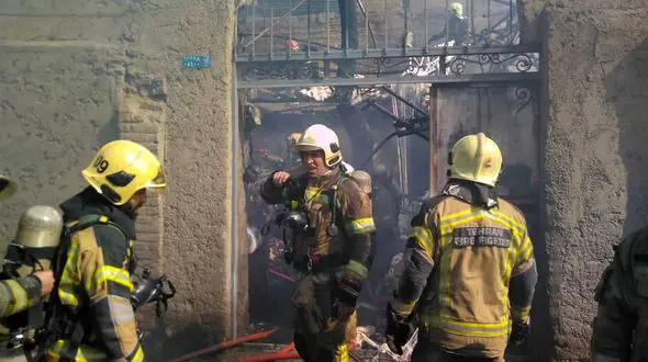 آتش سوزی در خیابان مولوی تهران + عکس و فیلم