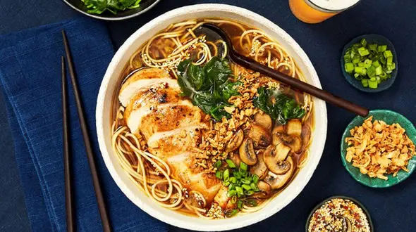 فیلم/ ژاپنی ها اینطوری اکبرجوجه درست میکنن بعد میزارن تو نودل! 