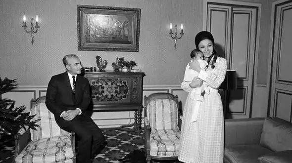 سفر به ایام قدیم ندیم؛ قیافه فرح دیبا بًهت زده در اتاق دوران جاهلیتش