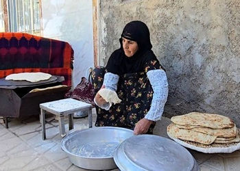 غذای روستایی ایرانی؛ پخت خورشت بوقلمون و نان ساجی + فیلم