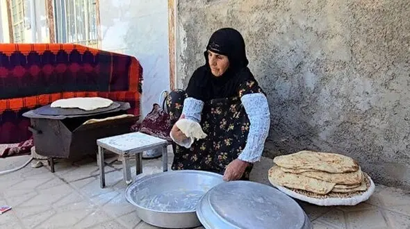 غذای روستایی ایرانی؛ پخت خورشت بوقلمون و نان ساجی + فیلم