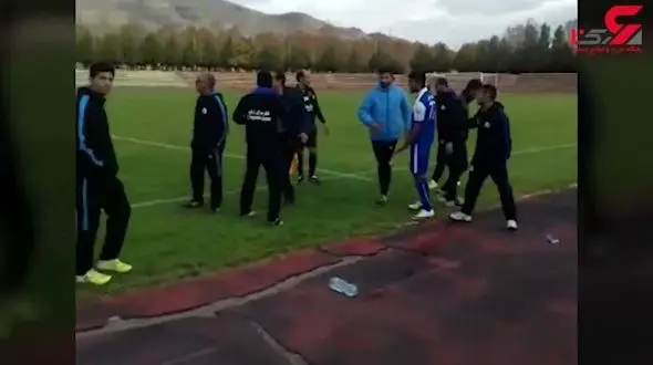 لحظه کتک خوردن داور توسط تیم خوزستانی! + فیلم