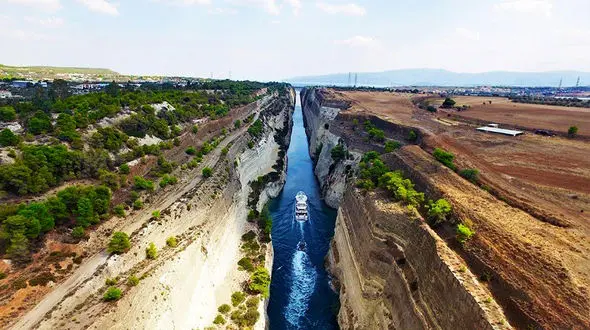 کانال عجیب دریایی که فقط یک کشتی می‌تواند از آنجا عبور کند+تصاویر