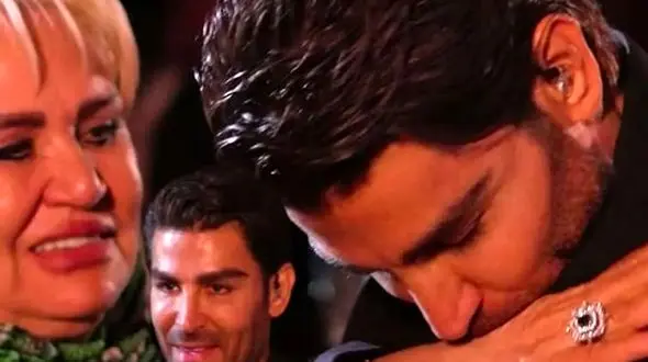 لحظه احساسی قدردانی رضا ملک‌‌زاده از پدر و مادر در اولین کنسرتش