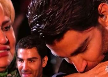 لحظه احساسی قدردانی رضا ملک‌‌زاده از پدر و مادر در اولین کنسرتش