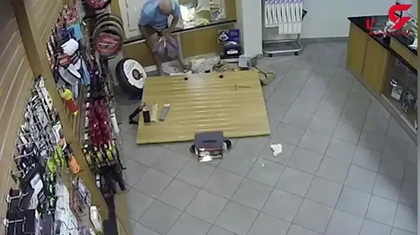 دزدی خنده دار سارقی که حین سرقت شلوارش از پاهایش درآمد+ فیلم