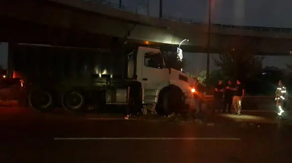  تصادف زنجیره‌ای در خیابان پاسدار گمنام / کامیون 10 خودرو و موتور را له کرد