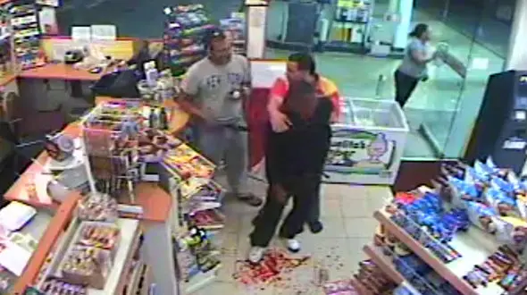 دزدان بدشانس سوپر مارکت با معروف ترین قاتل شهر برخورد کردند +فیلم 