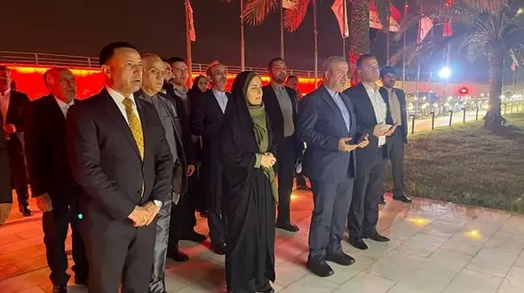  ادای احترام وزیر راه و شهرسازی به مقام شهیدان قاسم سلیمانی و ابومهدی مهندس 