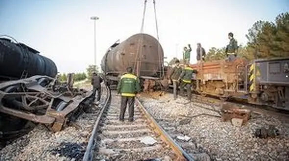 عکس / واژگونی وحشتناک قطار  در نزدیکی پتروشیمی شازند