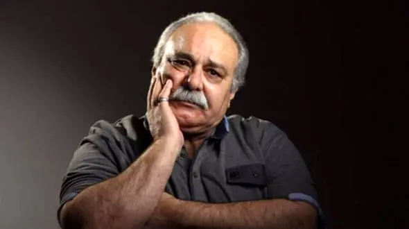 عکس ها / نگاهی به چیدمان ساده و شیک مرحوم محمد کاسبی مزین به چفیه رهبری/ از تابلو فرش چهره آقای بازیگر تا  مبلمان چوبی از آشپزخانه ساده و تمیز تا فرش ایرانی و ...