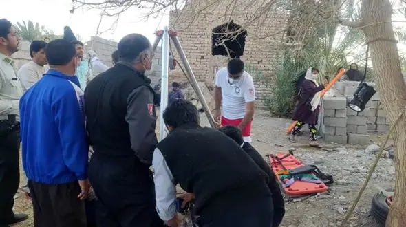 نجات زن۴۰ ساله از عمق چاه بدون آب / معجزه زنده ماندن در بم + عکس