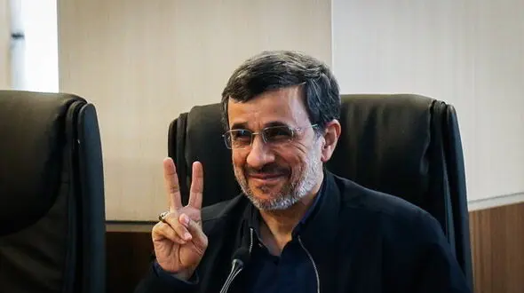 دست احمدی‌نژاد به نشان کدام پیروزی بالا آمده است؟ +عکس