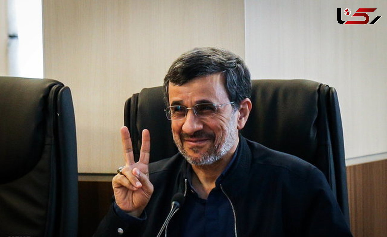 دست احمدی‌نژاد به نشان کدام پیروزی بالا آمده است؟ +عکس