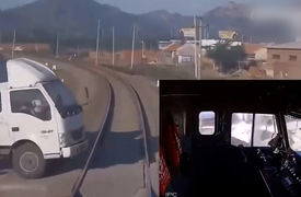 فیلم وحشت آور از  متلاشی شدن کامیون در تصادف با قطار مسافربری در ترکیه