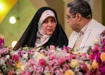 فیلم عاشقانه دلبرانه دکتر عزیزی به همسرش در صدا و سیما المیرا شریفی مقدم رو مبهوت کرد / آدم مگه روش نمیشه به زنش بگه دوست دارم؟