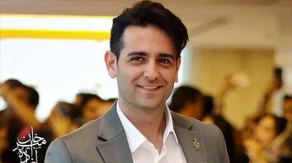 فیلم/ گیتار به دست شدن و خوانندگی امیرحسین آرمان، برای طرفدارانش/ تتوی قورباغه روی گردن آقای بازیگر رو دیدید؟!