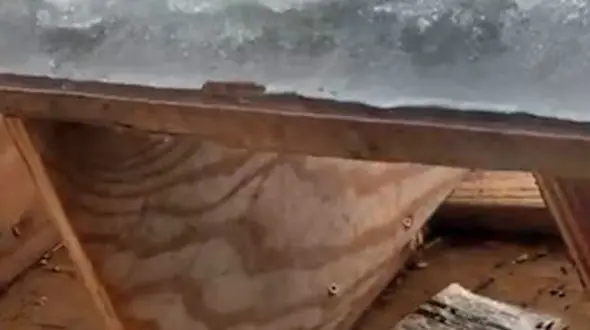 قطرات آب در یخ که شبیه کرم هستند