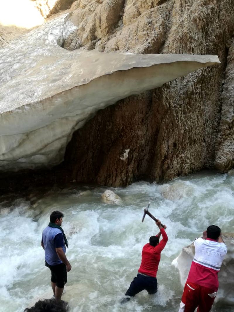 امداد- نجات-گردشگر-کوه-یخی-چما