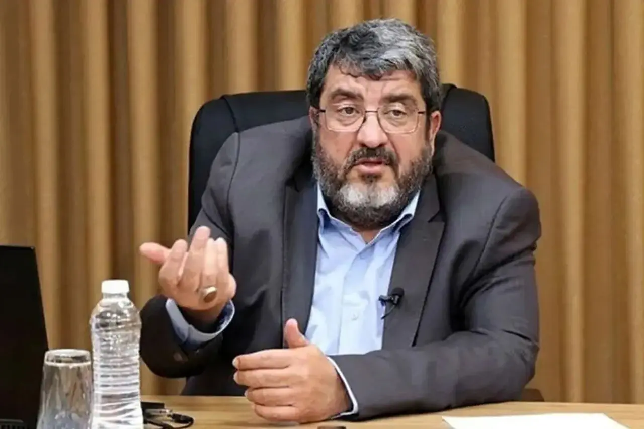 محسن رضایی یا فواد ایزدی: کدام یک باید لباس عوض کند؟