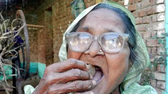 خوردن روزانه یک کیلو شن راز طول عمر این مادربزرگ 92 ساله+عکس