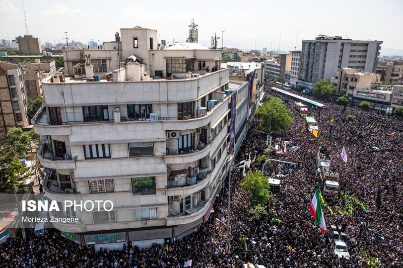 جمعیت در میدان انقلاب 1