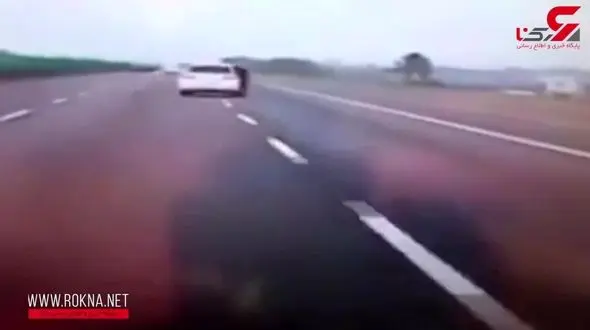 زن جوان خود را از ماشین در حال حرکت نامزد خیانتکارش بیرون انداخت + فیلم
